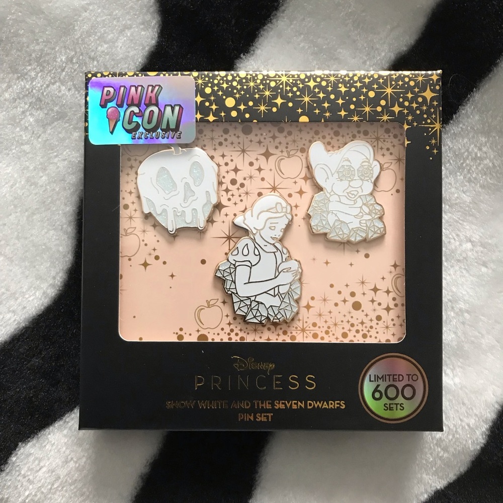 Snow White pin set - Picture 1 of 2
